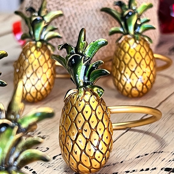 Vintage golden pineapple napkin rings set of 7 napkin holders - Picture 3 of 7